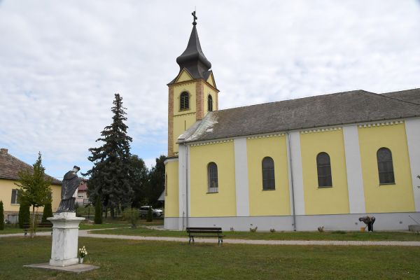 Petrányi János (1732-1776) plébános,Sári község szülötte