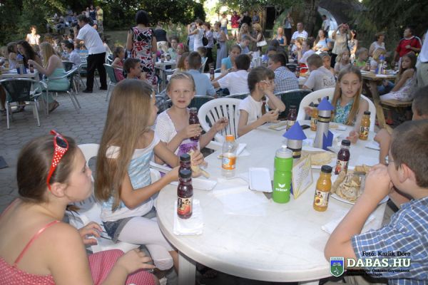 Palacsintaparti a Nautilus étterem kertjében