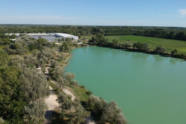 A tó és környéke