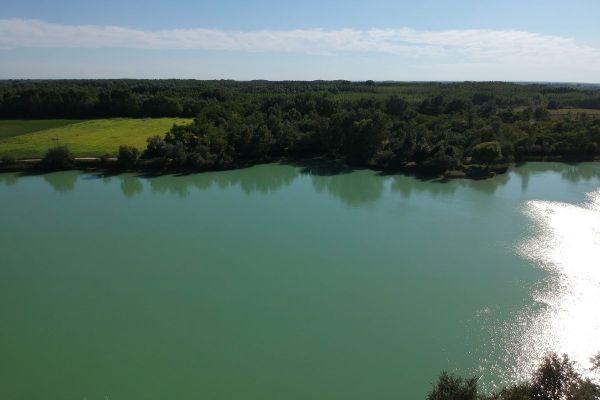 A tó és környéke