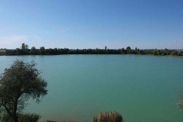 A tó és környéke