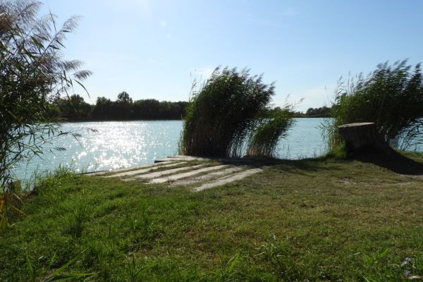 A tó és környéke