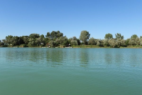 A tó és környéke