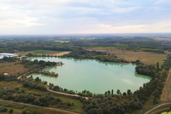 A tó és környéke