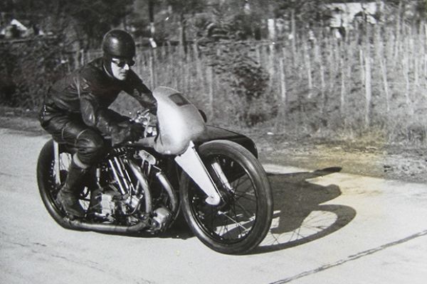 Eric Fernihough szóló- és oldalkocsis világrekordjai a gyóni rekordpályán (1937. április 19.)