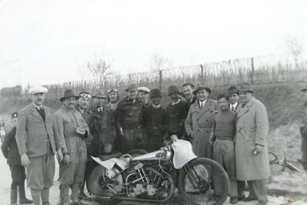 Eric Fernihough szóló- és oldalkocsis világrekordjai a gyóni rekordpályán (1937. április 19.)