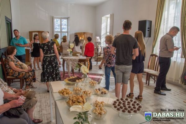 RUHASZOBOR-kiállítás a Halász Móricz-kúriában