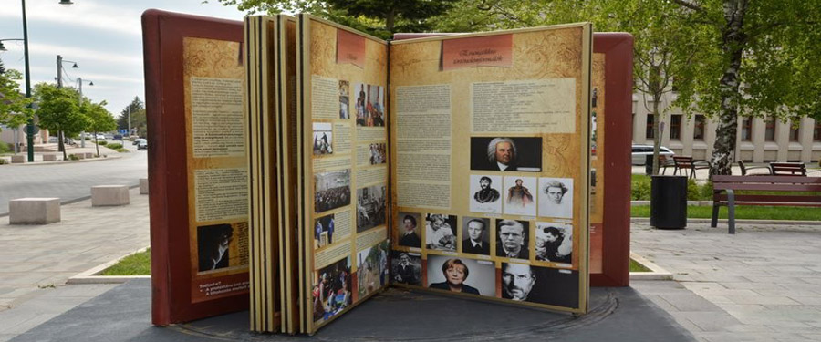 Kitárult az Evangélikus Nagykönyv